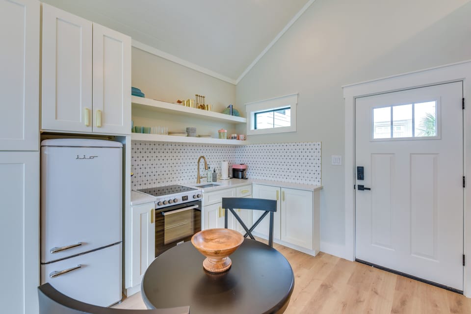 Dining Area & Kitchen