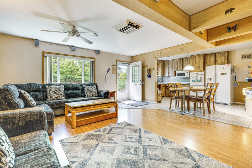 Northglenn Vacation Rental | 2BR | 1BA | 1,007 Sq Ft | 3 Steps to Enter