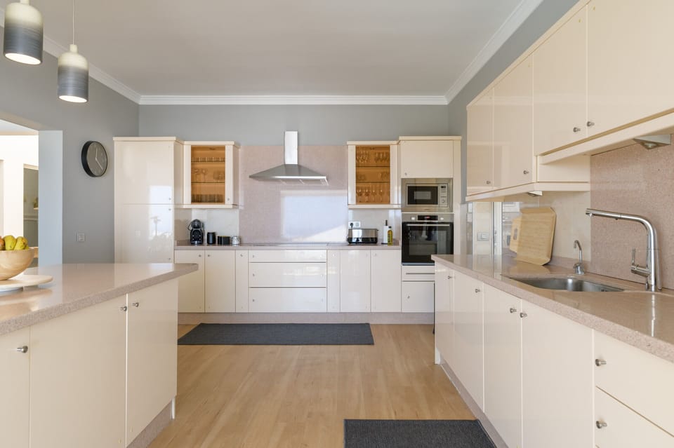 large kitchen, with island and independent