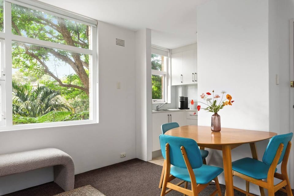 Whether it’s breakfast or evening bites, the colourful dining area invites relaxed conversations and shared meals, framed by a lush canopy of treetops just beyond the window.