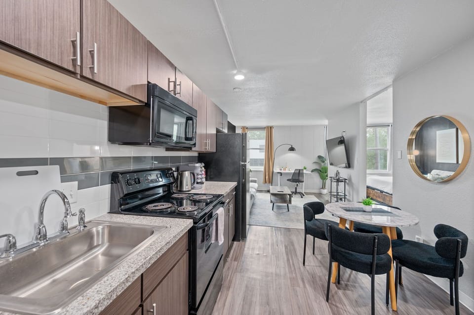 Kitchen equipped with your cooking essentials! Pots, pans, cooking utensils