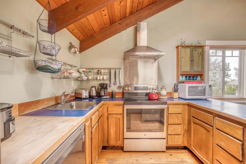 Kitchen Area with Amenities