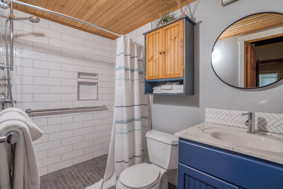 Floor 2 Bathroom with Amenities