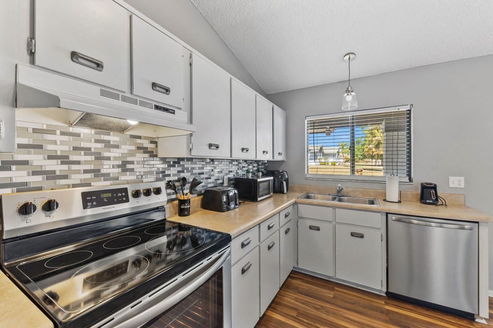 Equipped kitchen: stove, oven, microwave, dishwasher, fridge (water), coffee maker.