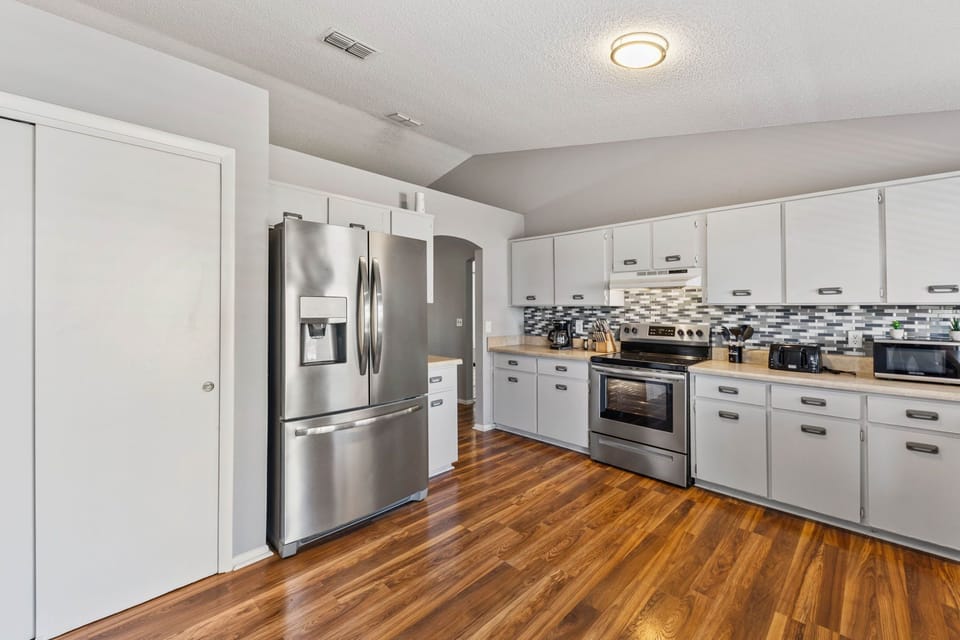 Equipped kitchen: stove, oven, microwave, dishwasher, fridge (water), coffee maker.