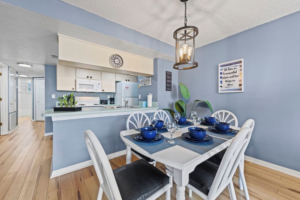 🍽️ Cozy Dining Area – Set for six, this inviting dining space is ideal for shared meals, game nights, or planning your next Orlando adventure—right next to the kitchen for easy serving. #FamilyMeals #VacationDining #GatherTogether