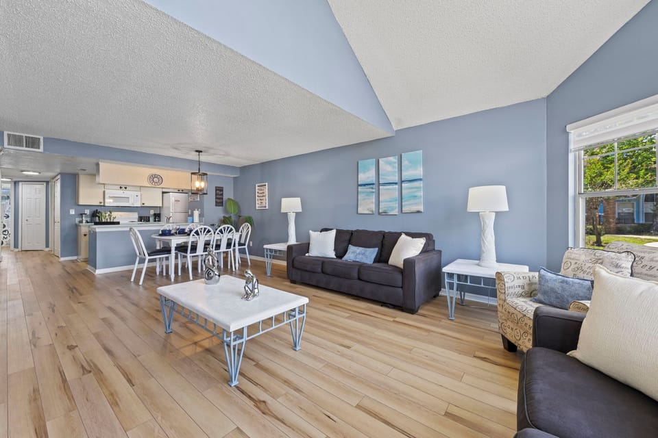 🛋 Open-Concept Living – Vaulted ceilings, natural light, and comfortable seating make this spacious living and dining area perfect for relaxing, gathering, or enjoying a quiet night in. #VacationVibes #FamilyFriendly #OpenFloorPlan