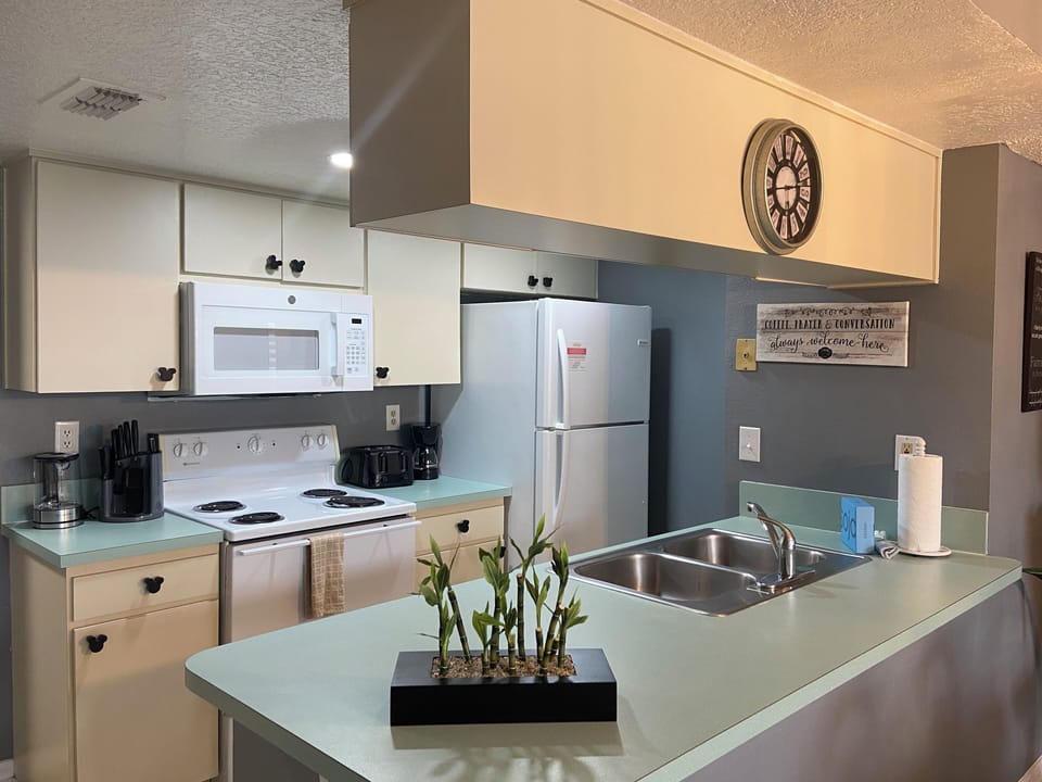 🍳 Fully Equipped Kitchen – Everything you need is here: stove, oven, microwave, dishwasher, refrigerator, coffee maker, and more—perfect for cooking family meals or enjoying your morning coffee. #HomeAwayFromHome #FullyStockedKitchen #VacationRental