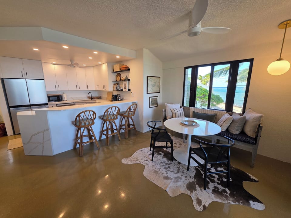 Gather at the bar, dine by the sea, or catch up from your ocean view perch.