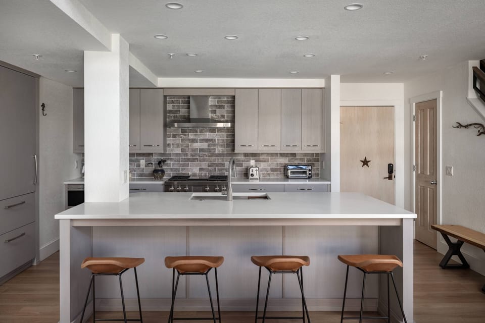 Kitchen - Bar seating for 4