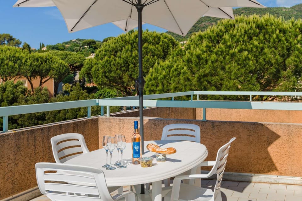 Enjoy a leisurely meal or evening drinks on this charming balcony. Surrounded by nature, it's the perfect spot to relax and take in the tranquil views.