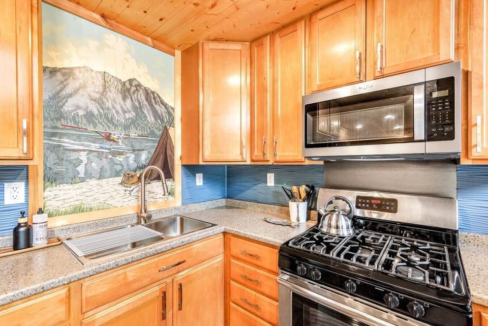 Full kitchen to prepare meals