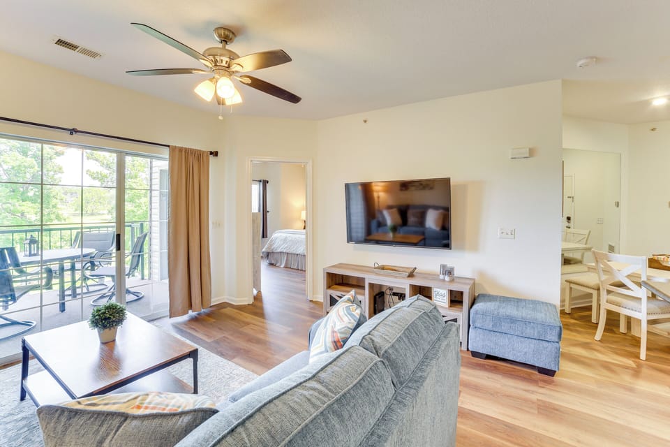 Living Room | Smart TV | Free WiFi | Central A/C | Queen Sleeper Sofa
