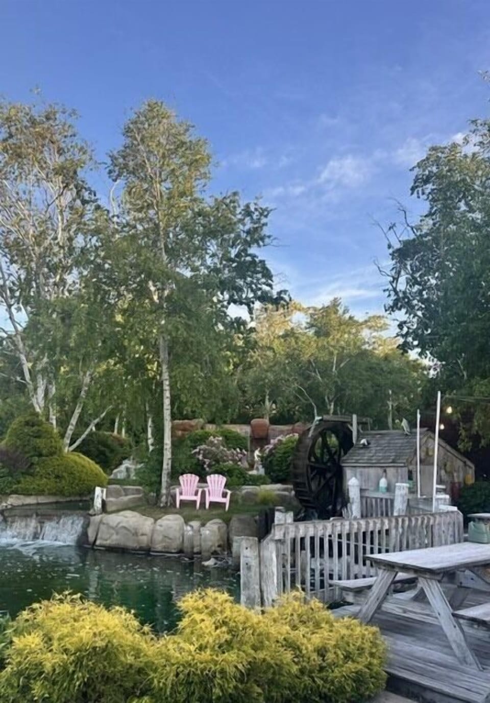Walk 0.2 miles to play mini golf, and eat soft serve ice cream, at Steve n Sue's PAR-TEE-FREEZE