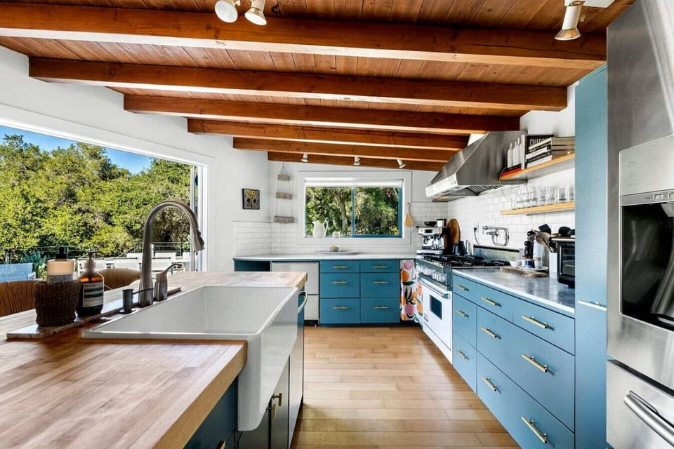 Spacious open kitchen, fully stocked and well-equipped with modern, functional appliances—everything you need for a seamless cooking experience!
