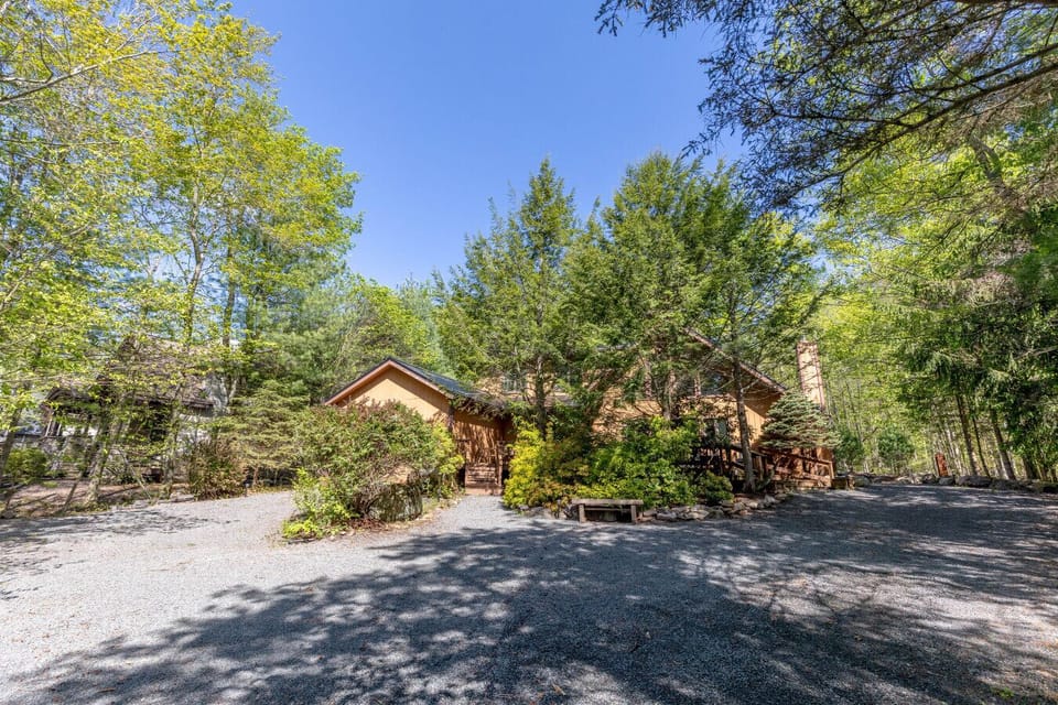 Welcome to Cabin Cozy Wozy in the Lake Naomi Community!