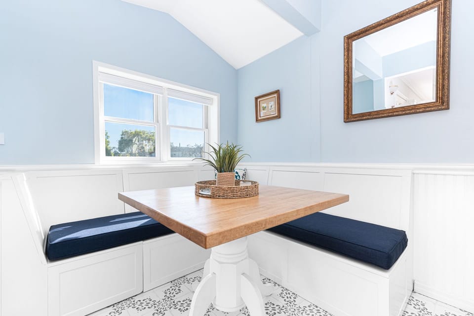 Enjoy casual meals in the cozy breakfast nook.
                