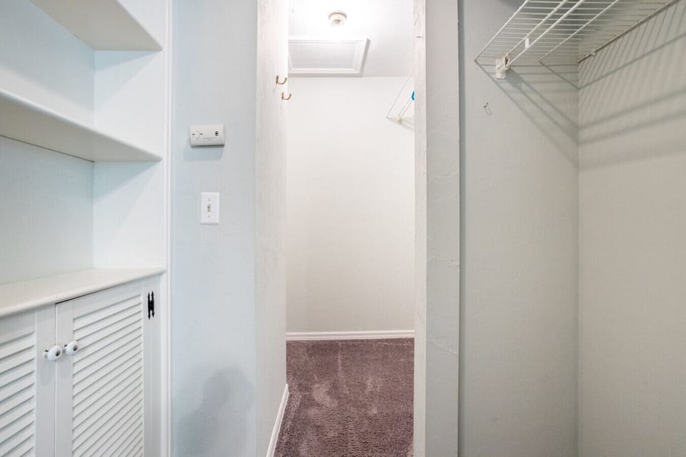 🧳 Primary Closet / Dressing Area  Oversized walk-in closet—ideal for extended stays or extra gear.