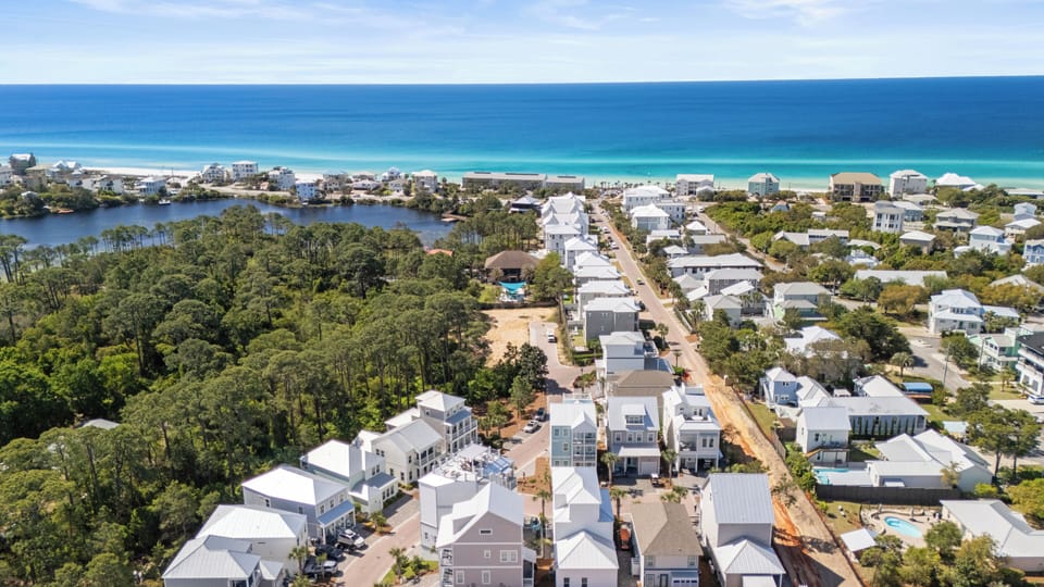 Aerial view of the neighborhood & beach proximity.