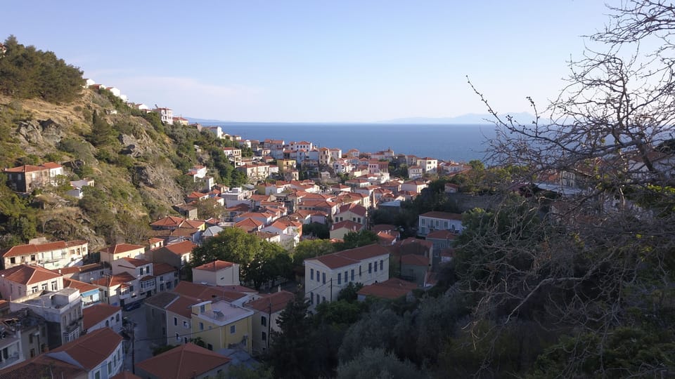 The cottage is 5 min walk from the market and easy walk along the slope.