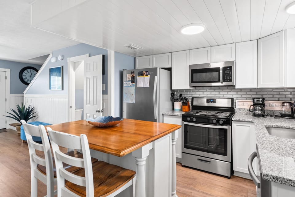 Kitchen with Breakfast Bar