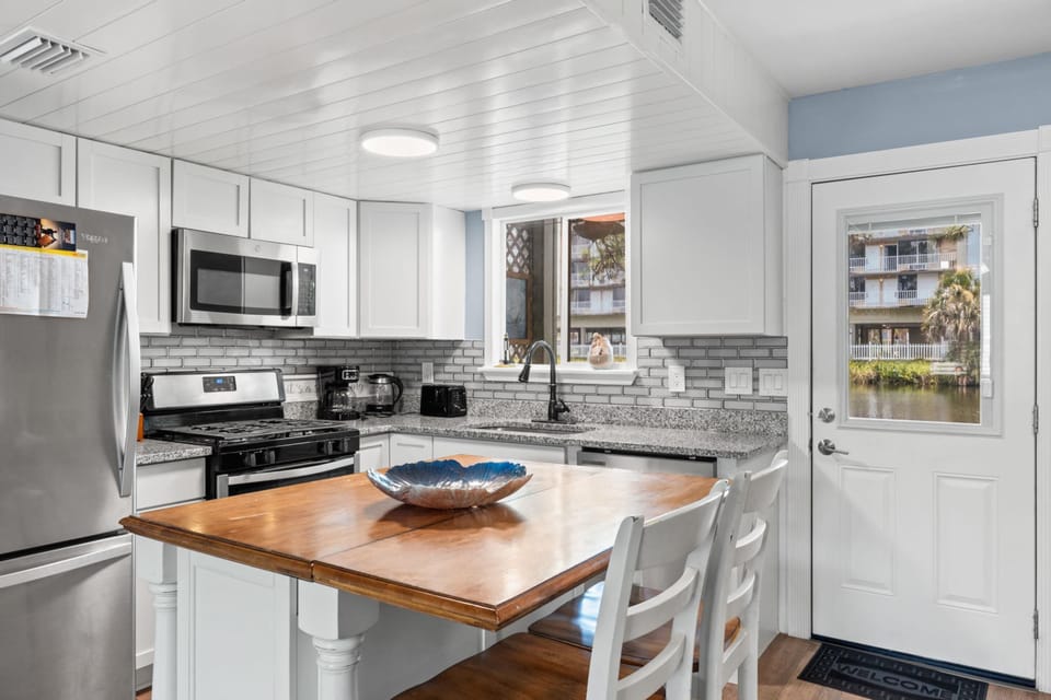 Kitchen with Breakfast Bar