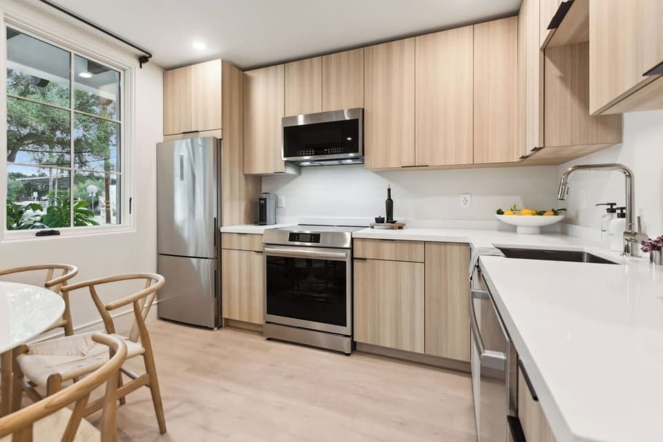 Full kitchen: Nespresso, fridge, stove/oven, plates and utensils,dishwasher