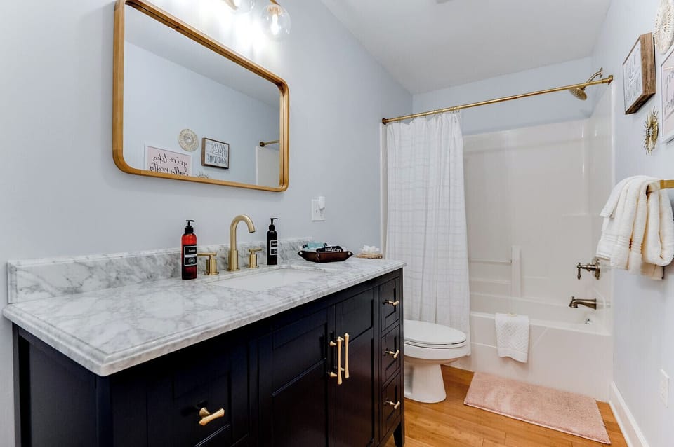 Carriage House Bathroom (1)