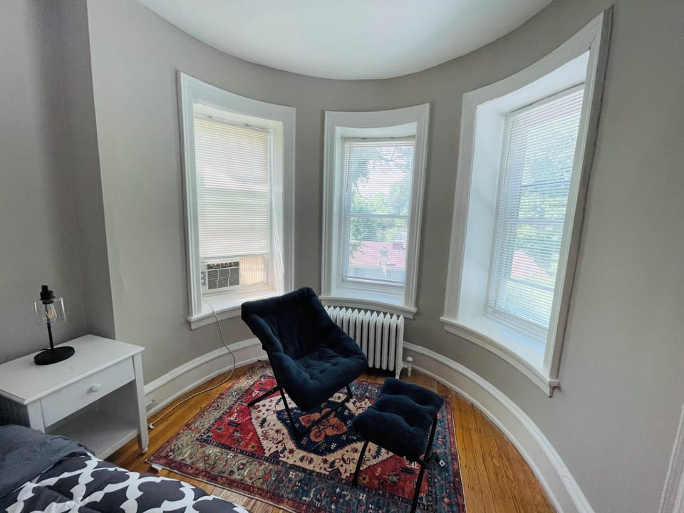 This bedroom offers all the essentials for a comfortable and restful stay. It features a cozy bed, a convenient nightstand, and a spacious wardrobe/closet—everything you need to feel right at home from the moment you arrive.
