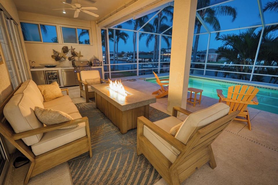 Gulfcoast Oasis Outdoor Living Space with Outdoor Kitchen and Screened Pool