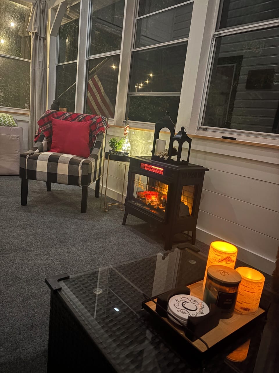Enjoy the evenings on the cozy sunporch. 