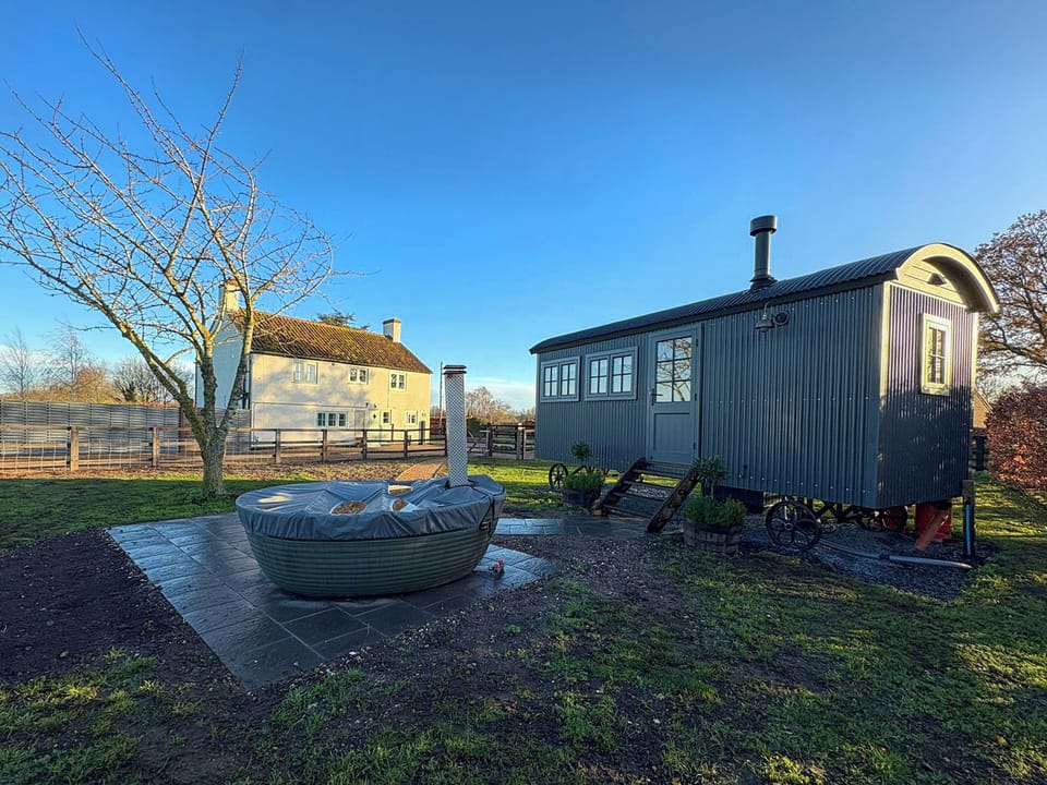 Exterior | Shepherds Hut - Lilac Retreats, King&rsquo;s Lynn