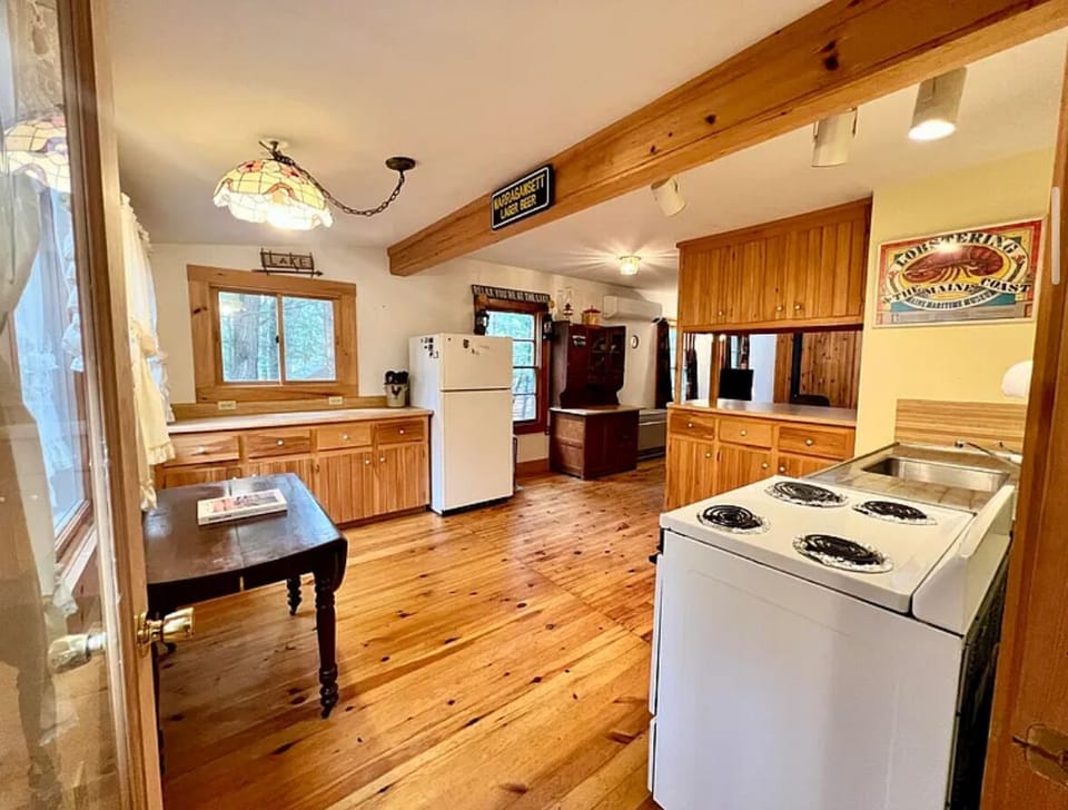 Kitchen, equipped with pots, pans, dishes, cooking utensils, baking sheets, etc.