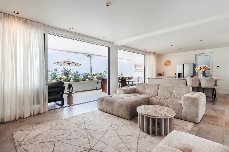Cozy vibes all around! This living room is the perfect blend of comfort and style, with those stunning views just a step away. Ideal for relaxing or entertaining!