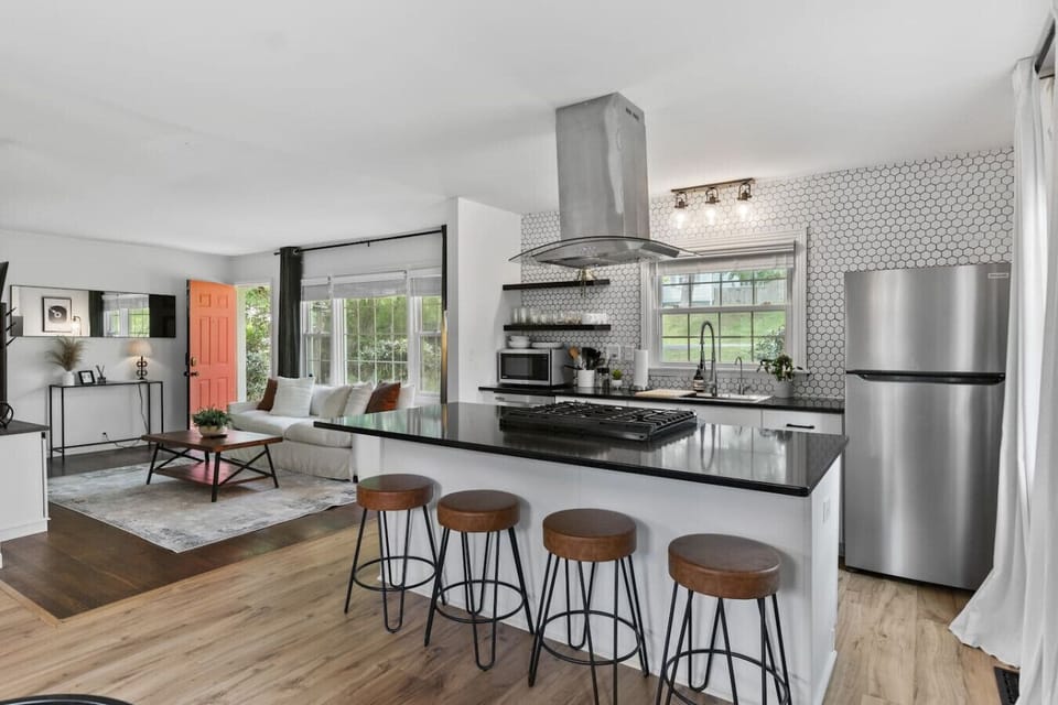 Fully equipped kitchen with seating for 4 at the kitchen island, along with additional seating at the dining table. Drip coffee maker + coffee provided.