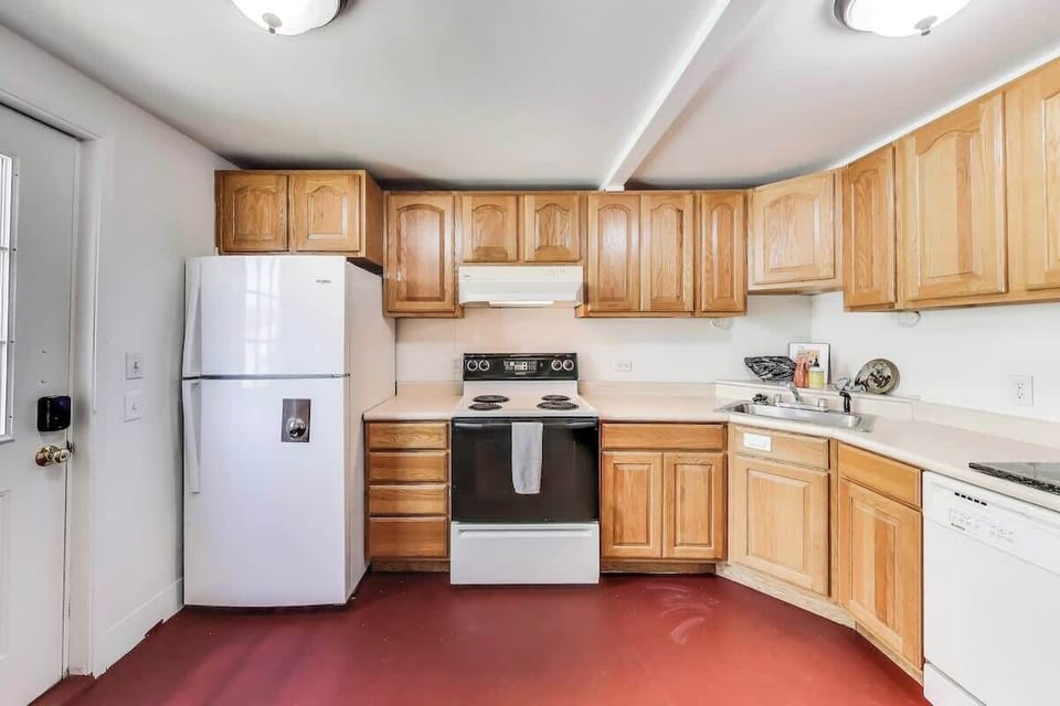 You will have full use of the kitchen.  We provide Keurig coffee and tea pods for you to enjoy during your stay.