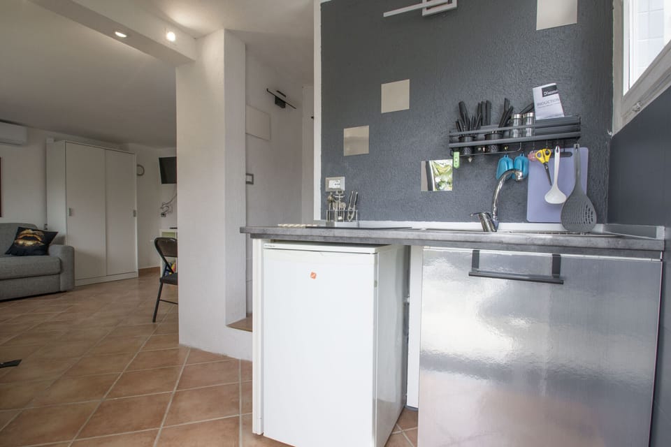 Compact and equipped kitchenette.