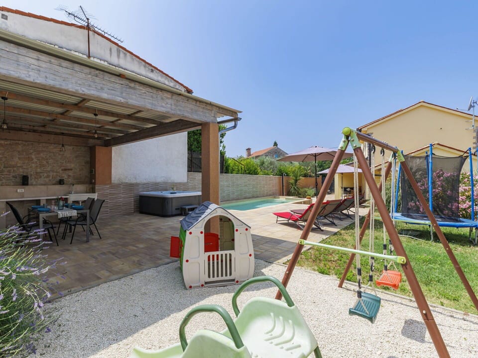 Residential Area, Home, Composite Material, Shade, Backyard, Garden, Courtyard, Estate, Yard, Hacienda