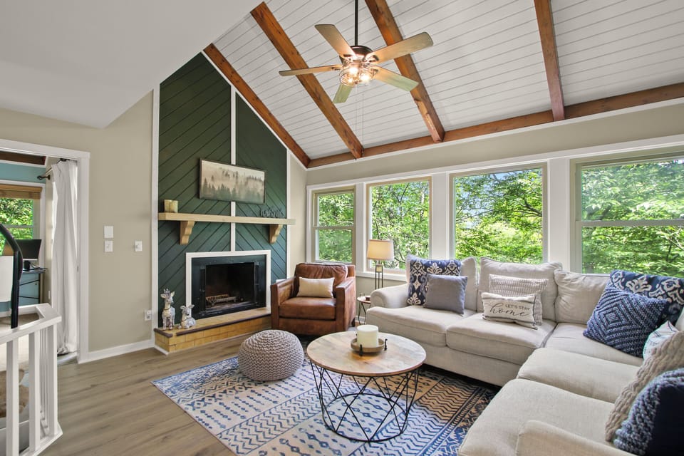 Windows span the entire LR. Note, the fireplace is NOT in service.