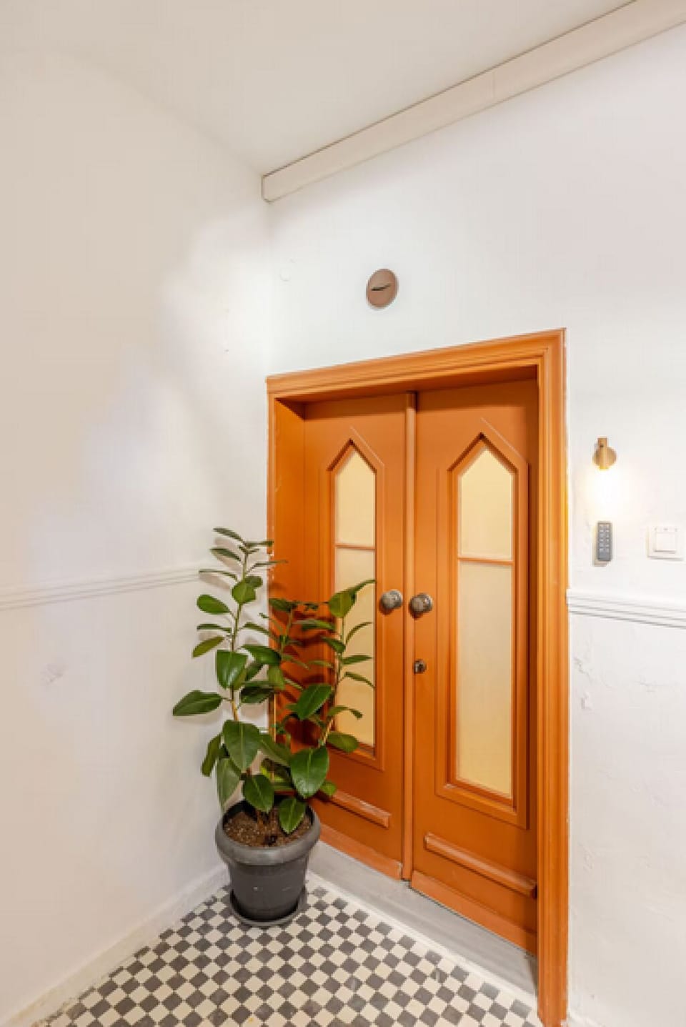 The entrance to the apartment: The stunning Art Deco style entrance door 