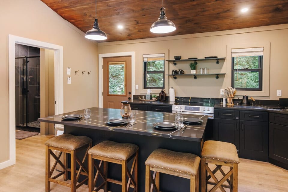 This modern cabin kitchen has everything you need, from stainless steel appliances to a large prep island. Whether you’re cooking dinner in or plating takeout barbecue, it’s ready for both.
