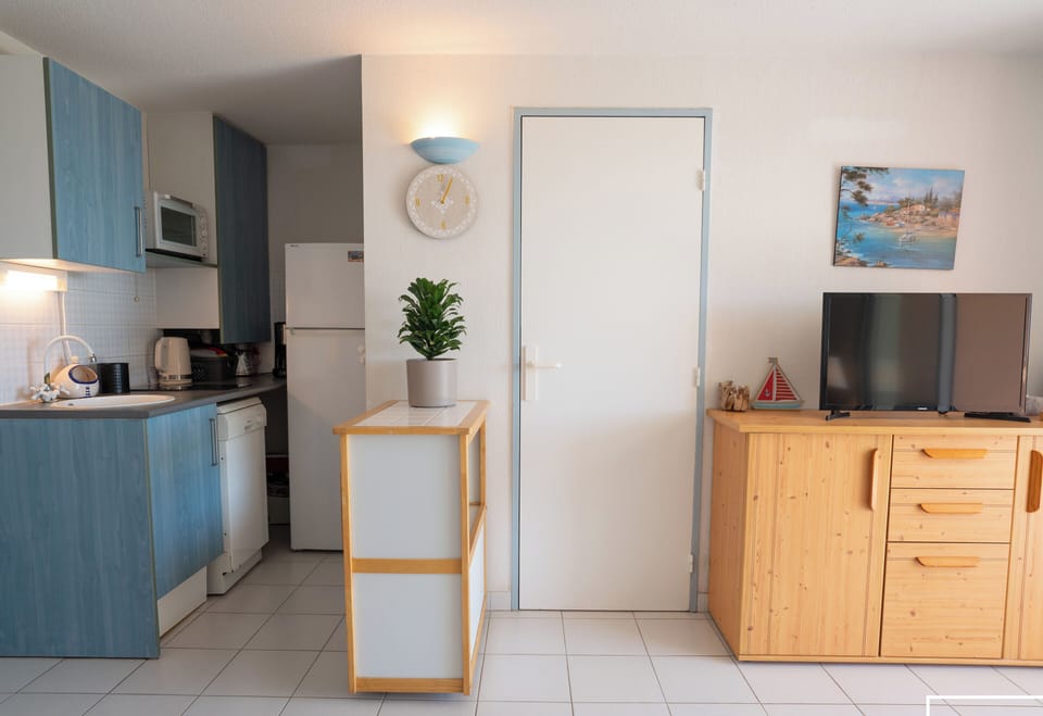 Fully-equipped kitchen with dishwasher, fridge-freezer... 