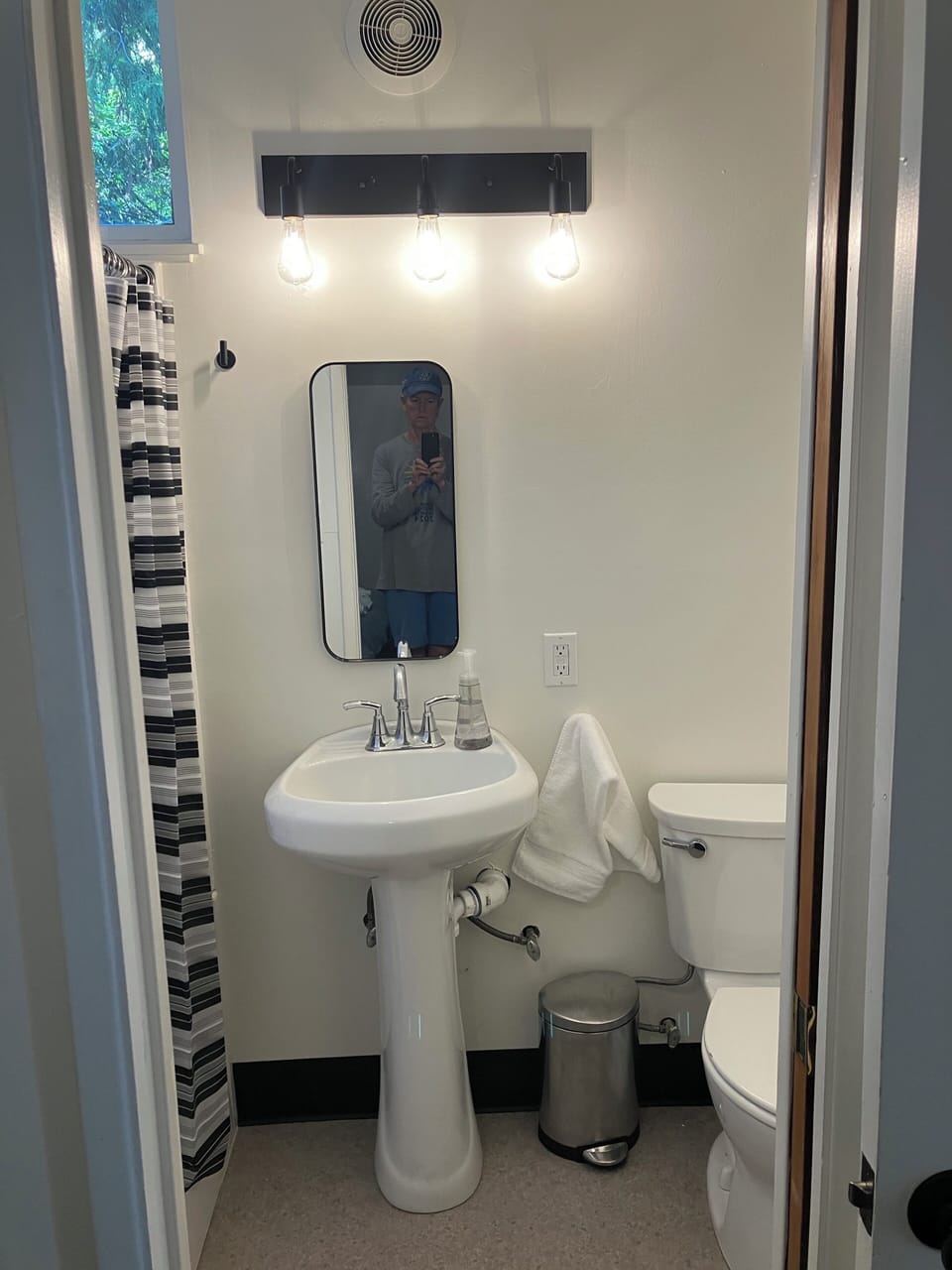 Window and fan in the bathroom