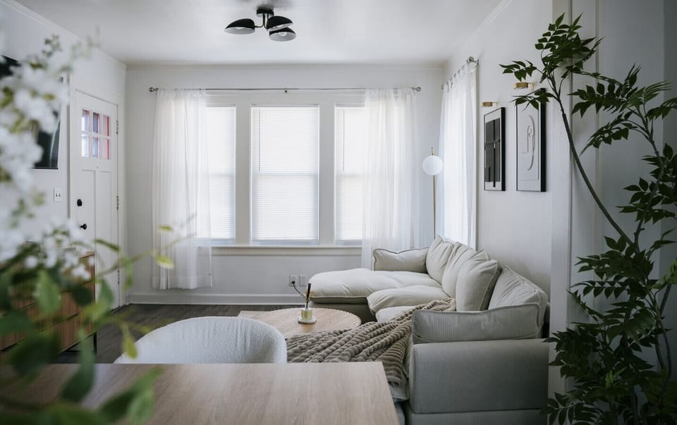 ✔️ Comfortable sofa: seats 4-6