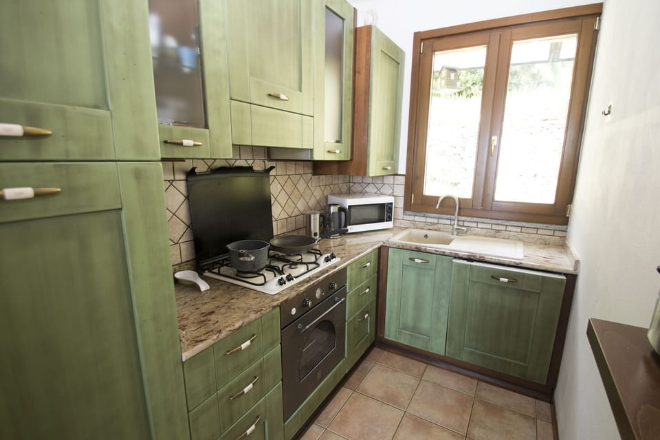 Fully equipped kitchen.