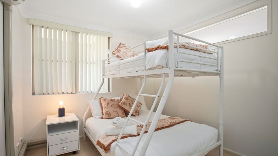 2nd bedroom with Tribunk