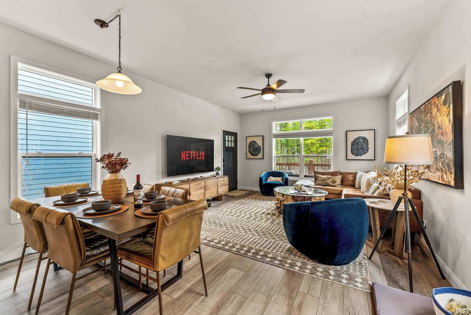 Comfortable, Stylish Sitting & Dining Area | Listed with @BookTraverse