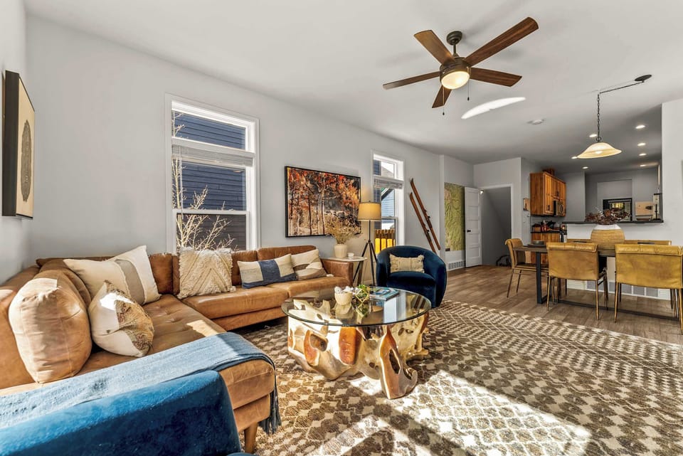 【Living Room】Brand-new build, no clutter — guests note this in reviews