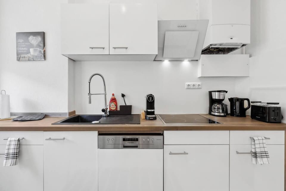 Moderne Küchenzeile mit hochwertigen Geräten und stilvollem Design.