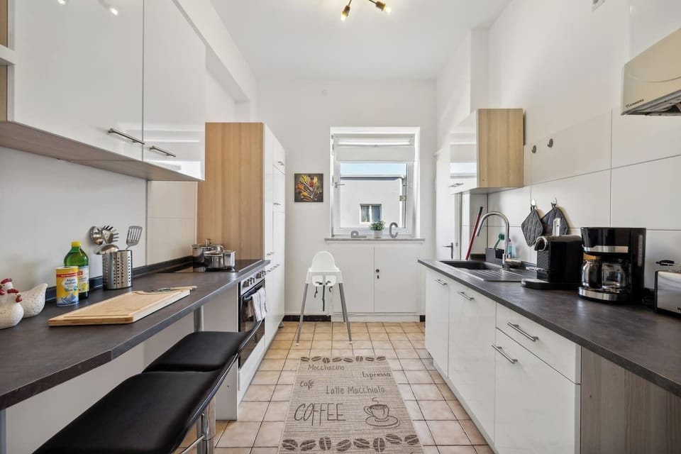 Die moderne Küche ist voll ausgestattet und bietet alles, was Sie für die Zubereitung Ihrer Lieblingsgerichte benötigen in ihrer Ferienwohnung in Wilhelmshaven.